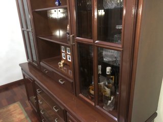 VENDO MESA Y VITRINA DE CAOBA