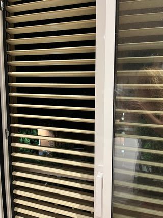 persiana  graduable balcón con guías incluidas