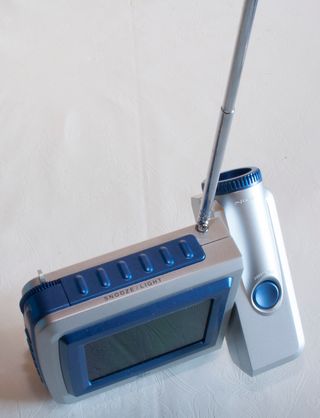 Radio despertador con proyector de hora