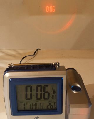 Radio despertador con proyector de hora