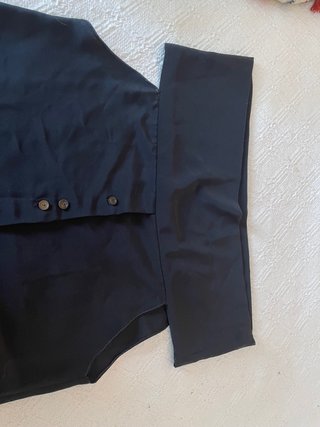 Blusa de seda negra, escote barco o Bardot.