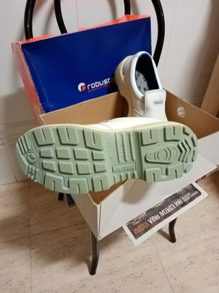 Zueco de seguridad a estrenar.