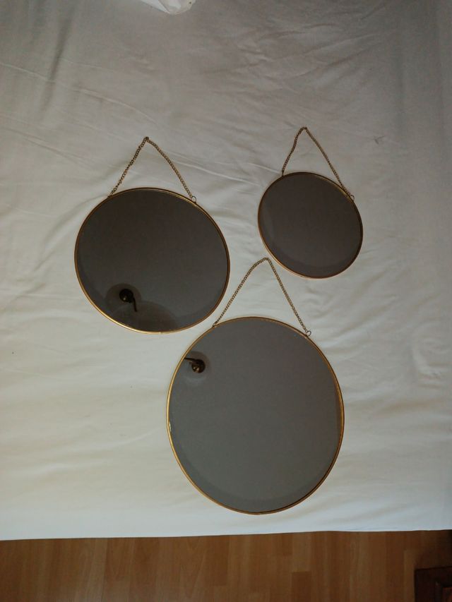 Tres espejos dorados con cadena