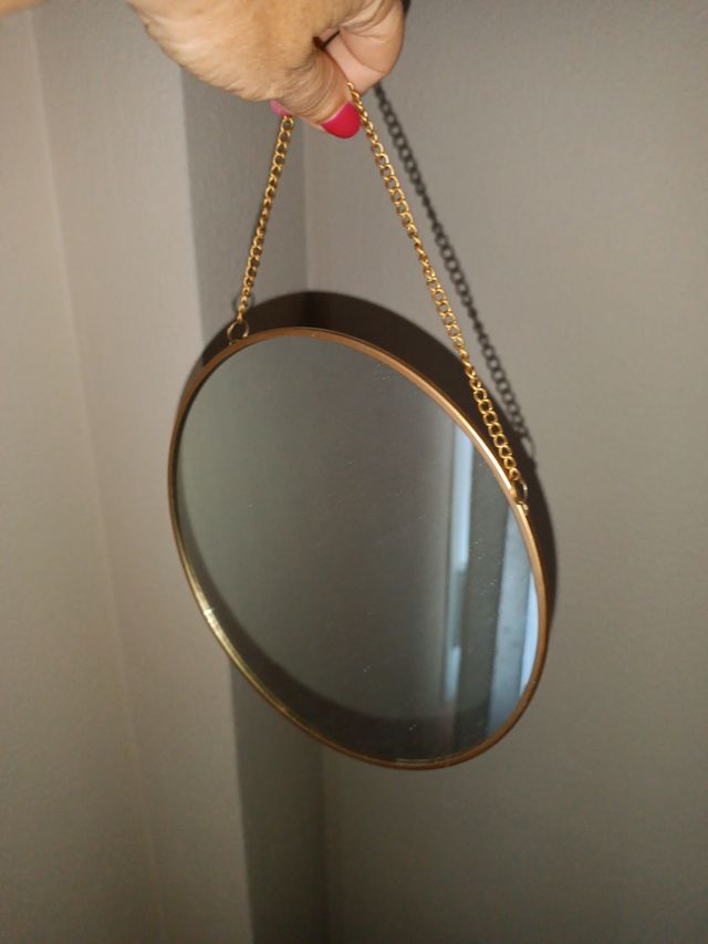 Tres espejos dorados con cadena