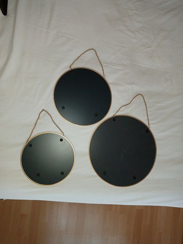 Tres espejos dorados con cadena