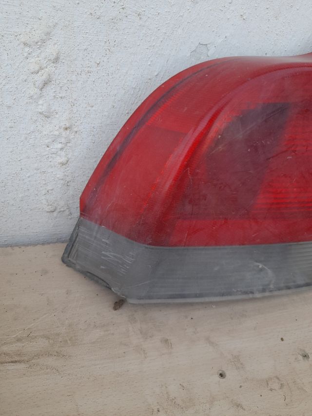 Piloto trasero izquierdo de volvo s 60 año 01