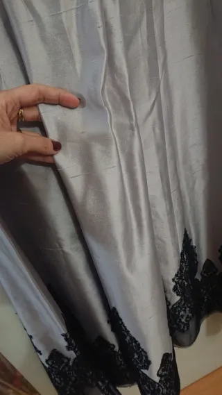 Elegante vestido de seda de Isabel Sanchís