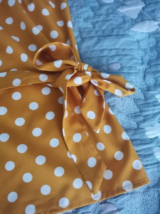 Camisa lunares hombro descubierto