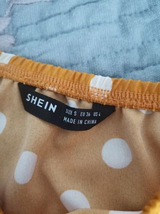 Camisa lunares hombro descubierto