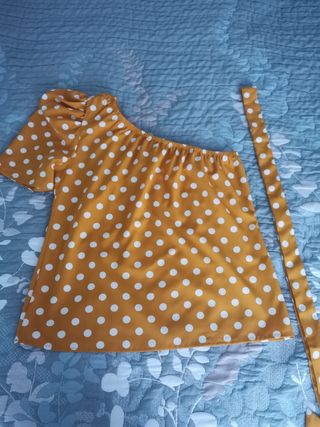 Camisa lunares hombro descubierto