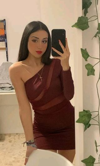 Vestido ajustado de un hombro d malla en contraste