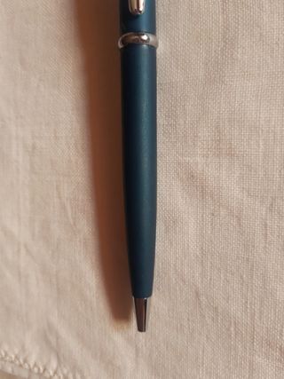 Bolígrafo plateado y azul mate
