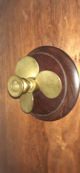 Bronce hélice portavelas antiguo. Figura náutica.