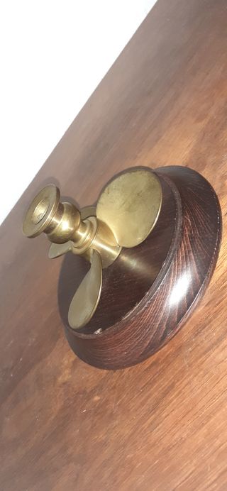 Bronce hélice portavelas antiguo. Figura náutica.
