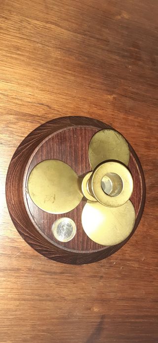 Bronce hélice portavelas antiguo. Figura náutica.