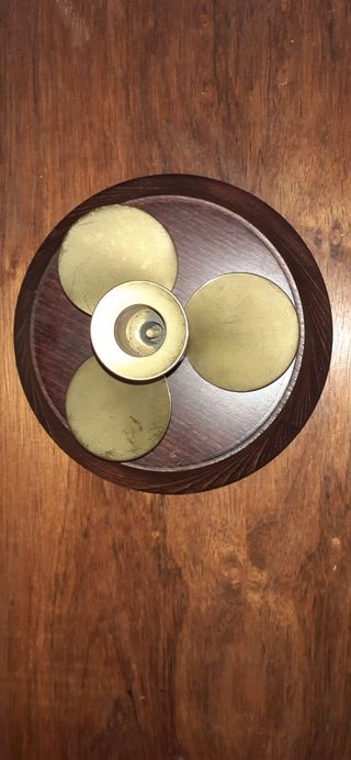 Bronce hélice portavelas antiguo. Figura náutica.