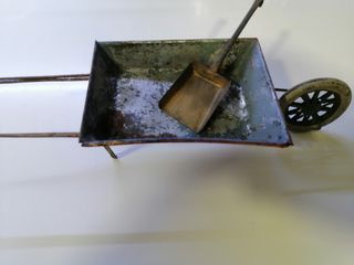 Antiguo carretillo de hojalata.