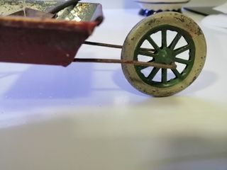 Antiguo carretillo de hojalata.