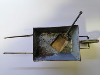 Antiguo carretillo de hojalata.