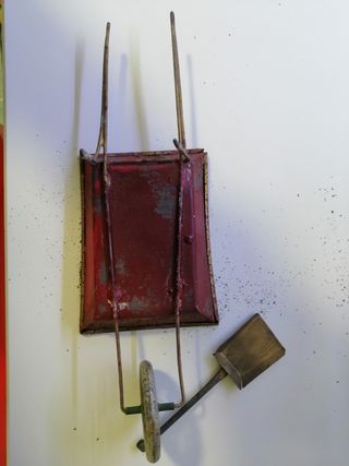 Antiguo carretillo de hojalata.