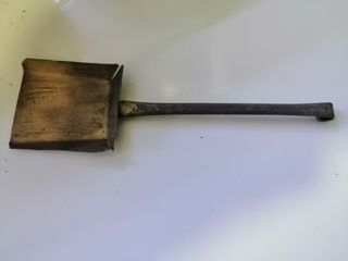 Antiguo carretillo de hojalata.