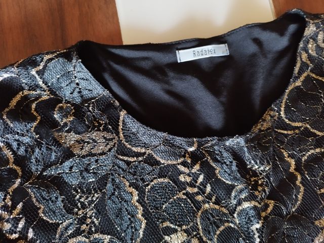 Blusa negra con motivos dorados mujer