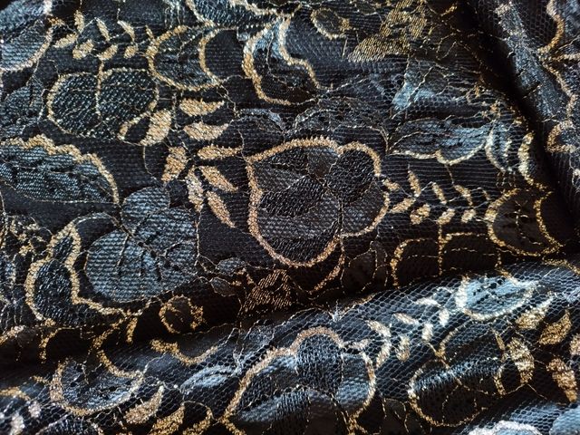 Blusa negra con motivos dorados mujer