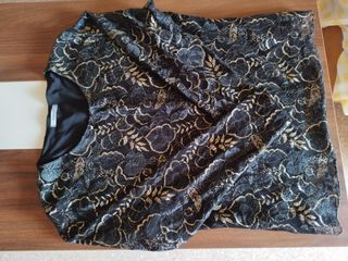 Blusa negra con motivos dorados mujer