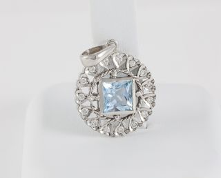 Colgante en oro blanco 18k con brillantes y zafiro