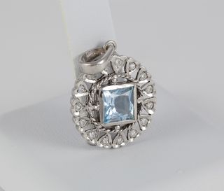 Colgante en oro blanco 18k con brillantes y zafiro