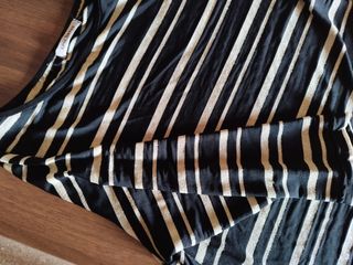 Blusa negra con brillo u rayas doradas mujer