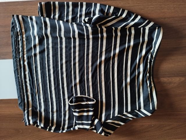 Blusa negra con brillo u rayas doradas mujer