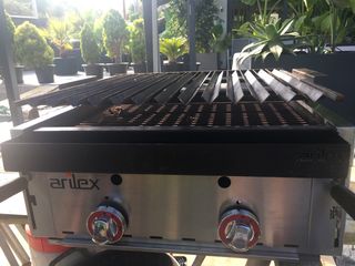 Barbacoa de gas y piedra volvánica