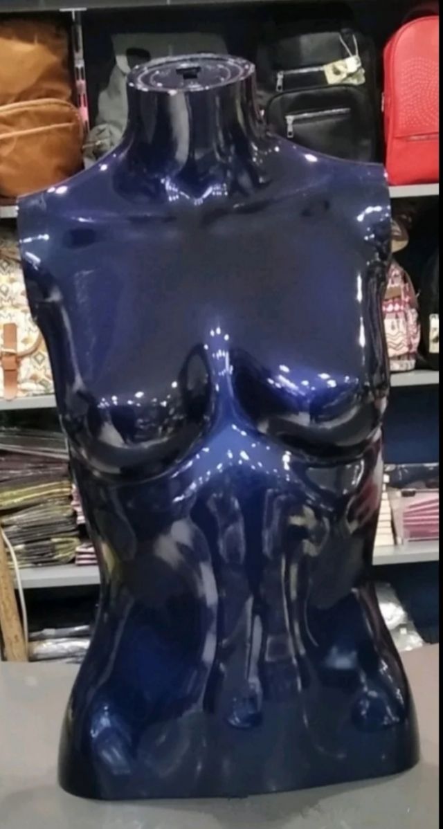 Percha silueta mujer.