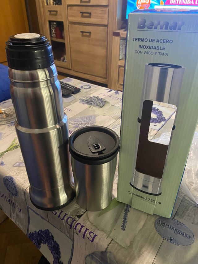 garrafa térmica em aço inox 750 CC, com copo e tampa