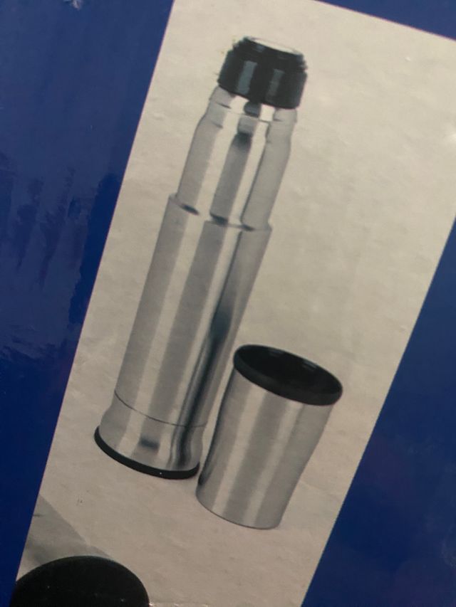 garrafa térmica em aço inox 750 CC, com copo e tampa