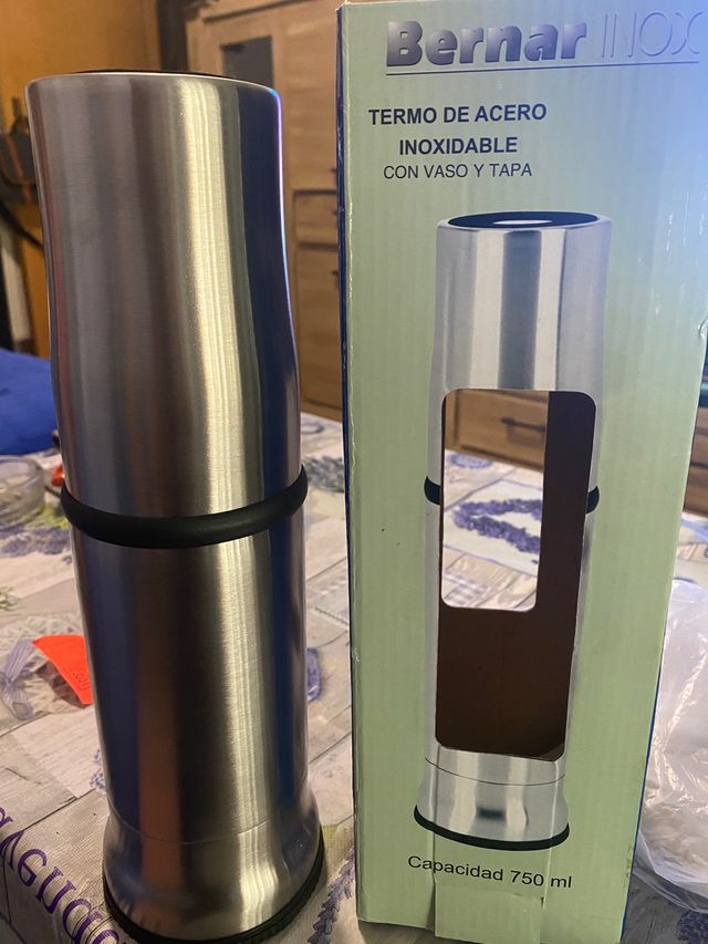 garrafa térmica em aço inox 750 CC, com copo e tampa