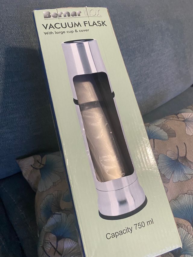 garrafa térmica em aço inox 750 CC, com copo e tampa