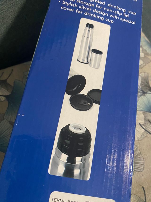 garrafa térmica em aço inox 750 CC, com copo e tampa