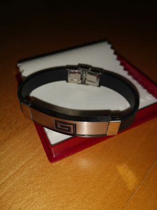 Pulsera de chico de acero comprada en joyería