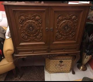 Magnifici mobili da salotto del vecchio bar Bargueño