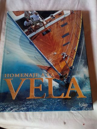 Libro de Homenaje a la Vela y atril.