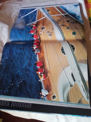 Libro de Homenaje a la Vela y atril.