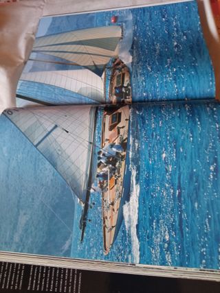 Libro de Homenaje a la Vela y atril.