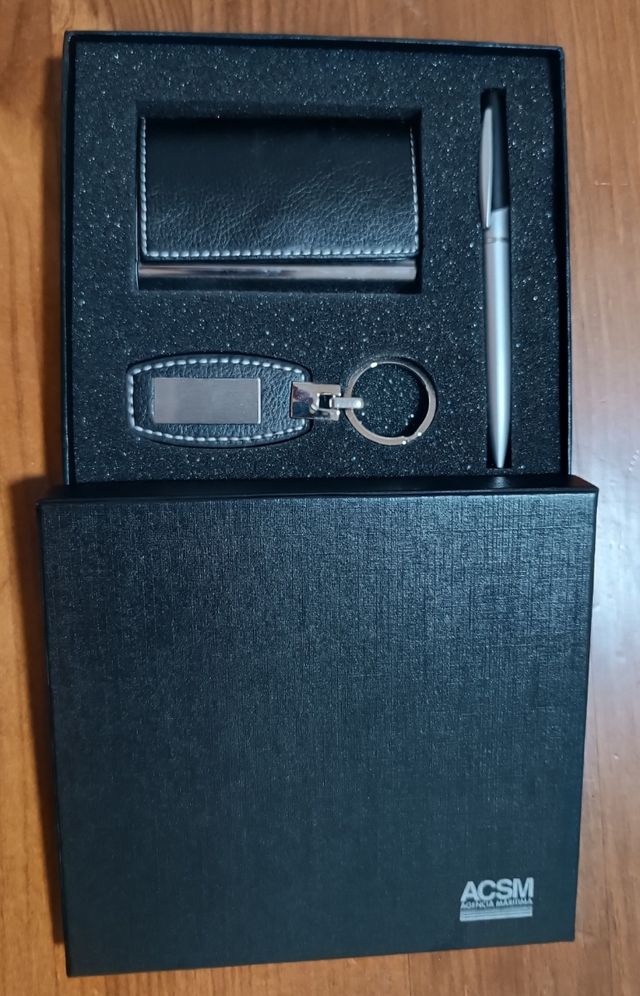 Estuche tarjetero, bolígrafo, llavero