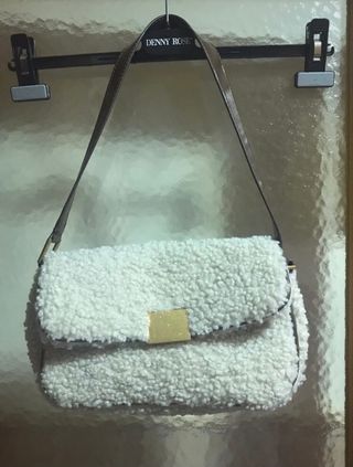 Bolso borreguito color crudo de ZARA