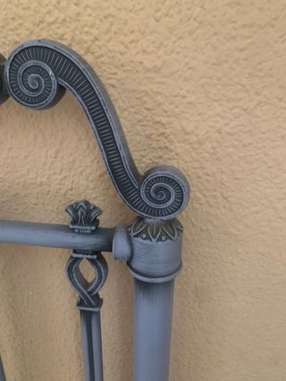 Cabecero de forja azul.