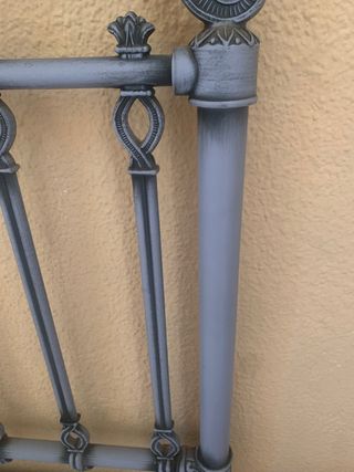 Cabecero de forja azul.