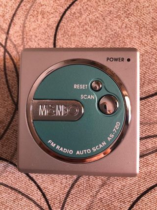 PEQUEÑA RADIO PORTATIL FM