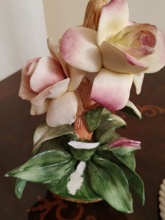 Flores y cajita de Capodimonte